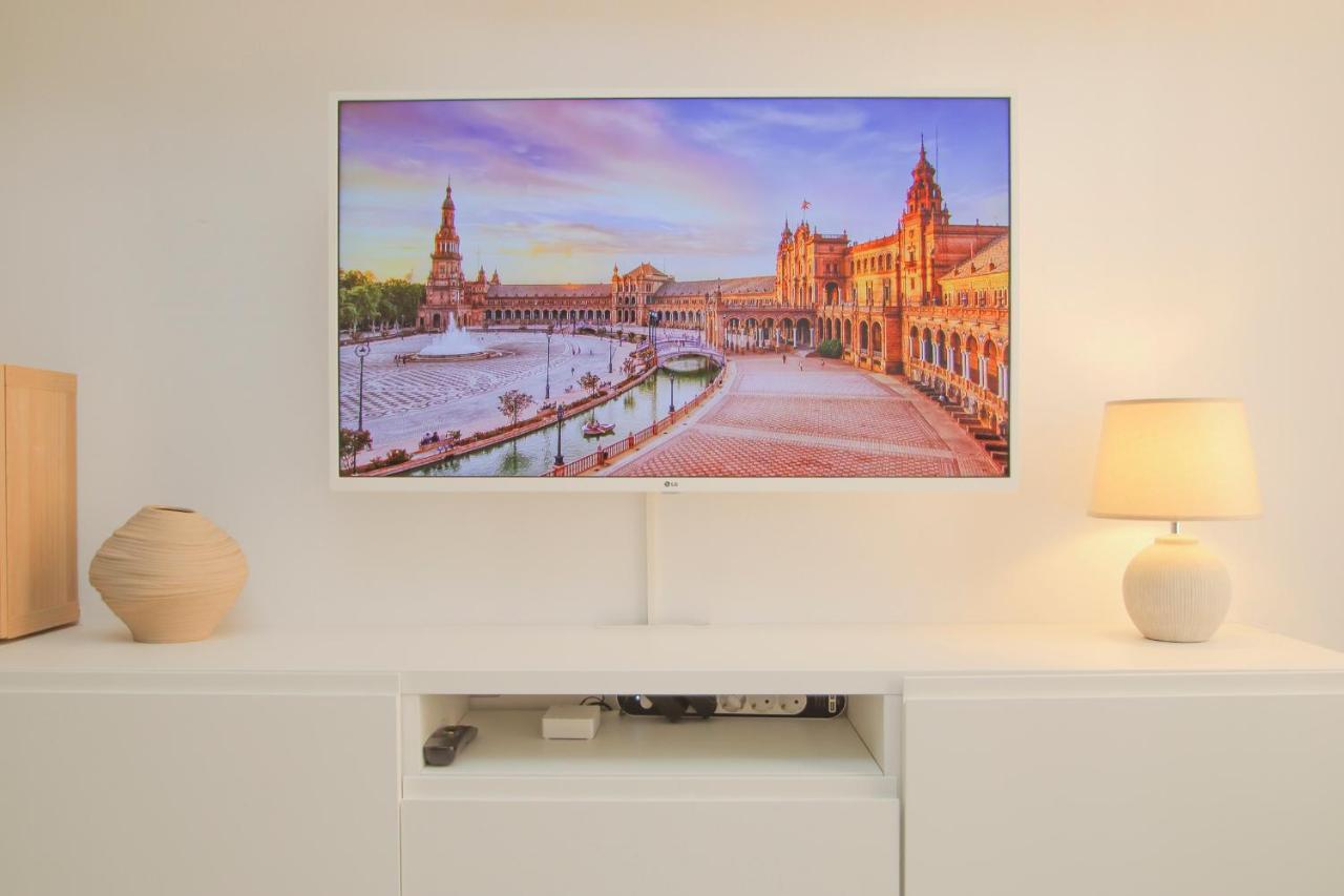 Modern Apt - Luxe Queen Bed - Walk To Isla Magica เซบีญา ภายนอก รูปภาพ